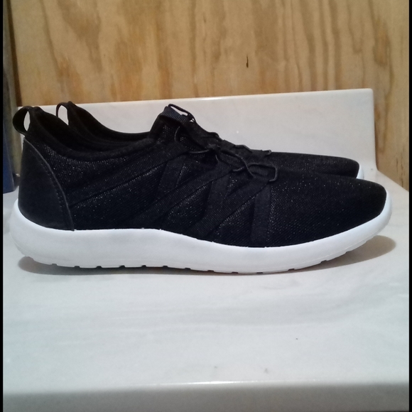 Size 9 left 🌟NEW🌟Black Slip On Shoes - Picture 2 of 14